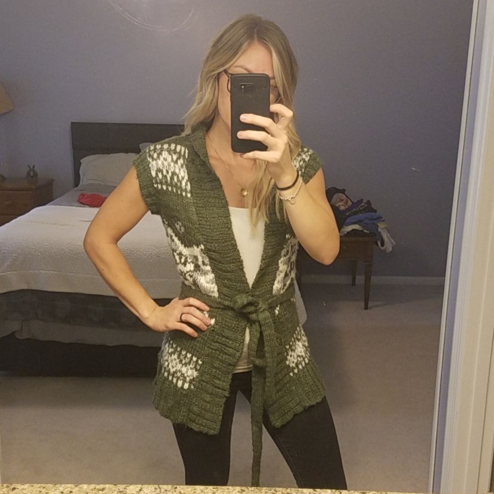 Short sleeve sweater